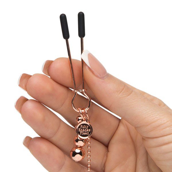 Sexlegetøj - FIFTY SHADES OF GREY - ALL SENSATION BRYST & KLITORIS KLEMMER - Nautii.dk FIFTY SHADES OF GREY - ALL SENSATION BRYST & KLITORIS KLEMMER